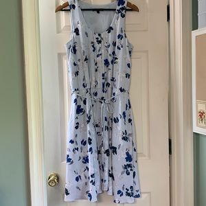 Gorgeous blue floral tie waist medium Banana Republic dress with side pockets
